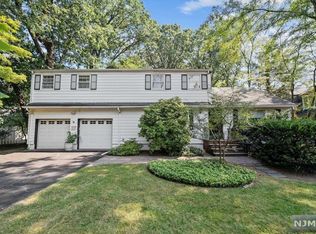 812 Carter Ln, Paramus, NJ 07652
