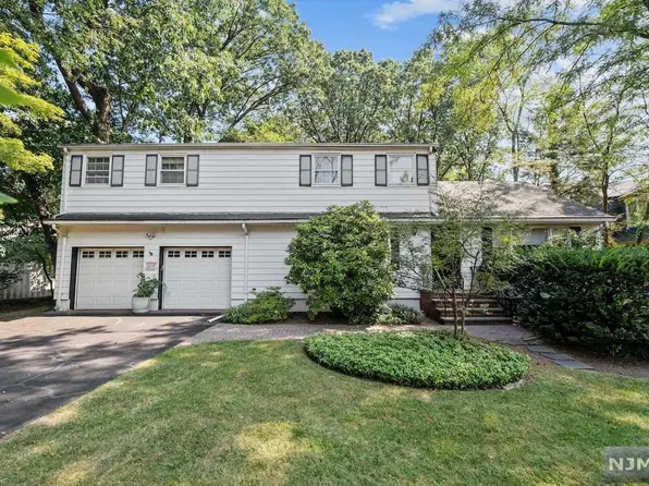 812 Carter Ln, Paramus, NJ 07652