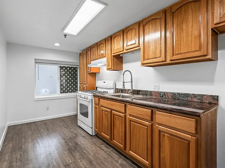 230 Guerrero St #B — Photo 4