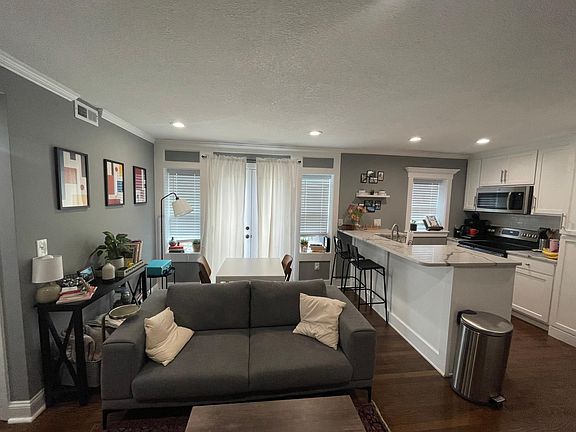 3rd image of 333 W 45th St APT 208