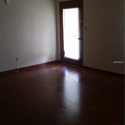 4th image of 943 E Walnut St