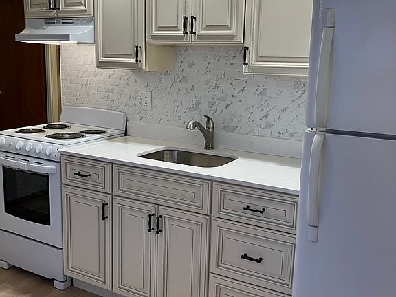 4th image of 106 Borbeck St Floor 2