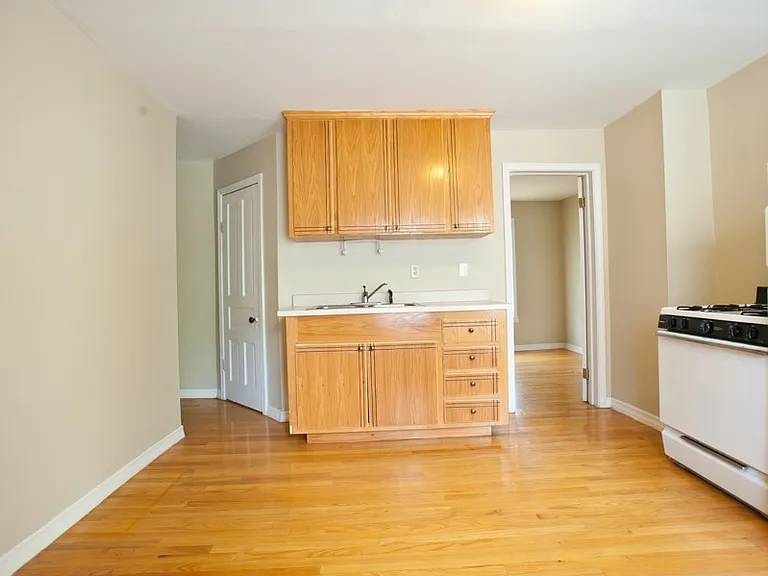 8/1-$1745 3 BR with Laundry, Upper Flat Close to Lakefront and UWM - 2431 N Farwell — Photo 4