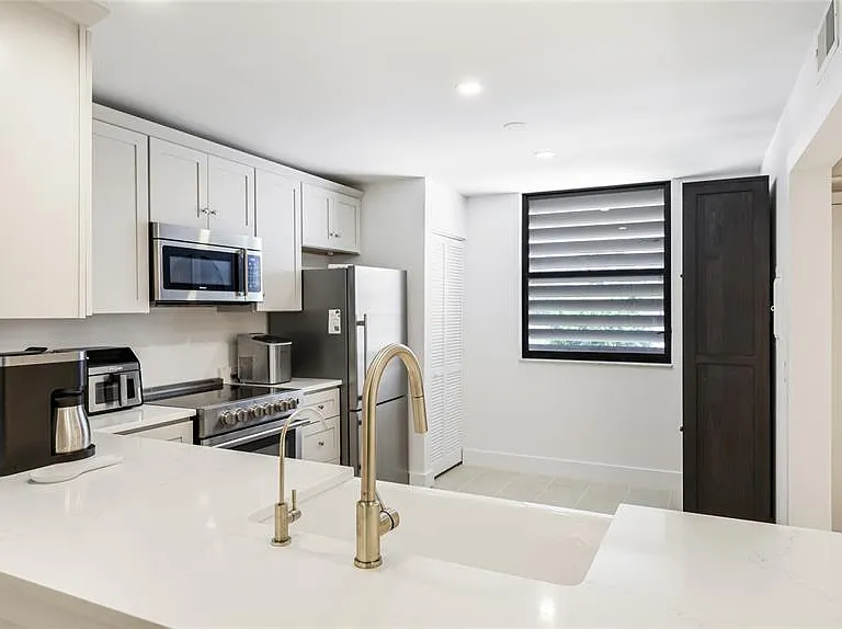 303 Springdale Dr #303 — Photo 6
