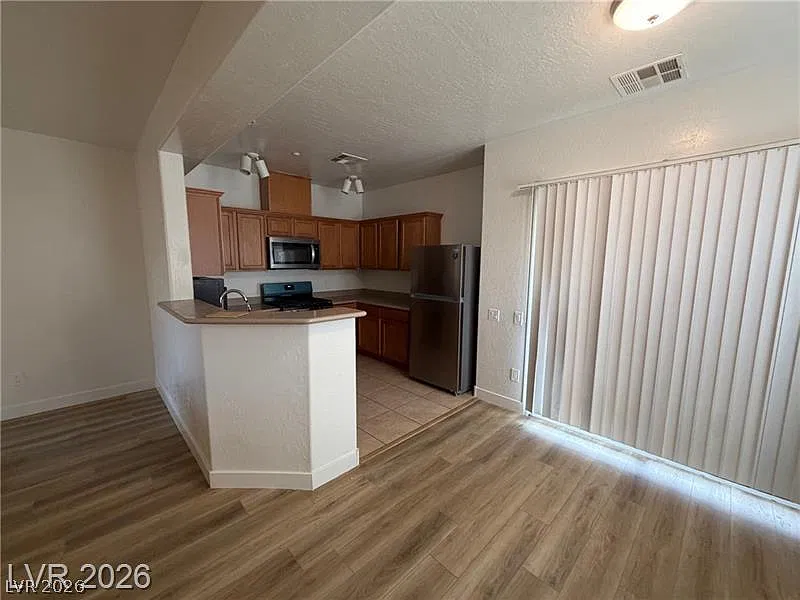 3 bed, 2.0 bath, 1255 sqft, $1,700 — Photo 3