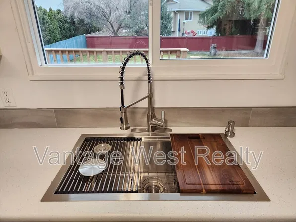 679 McClure Rd, Kelowna, BC V1W 1L7
