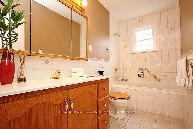 209 Knox Cres — Photo 12