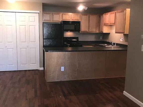 4th image of 1405 Broadway St #102