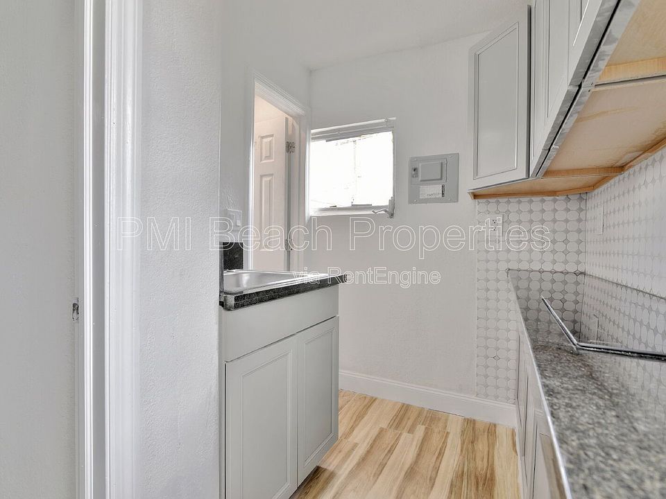 1st image of 825 Truman St Unit 4