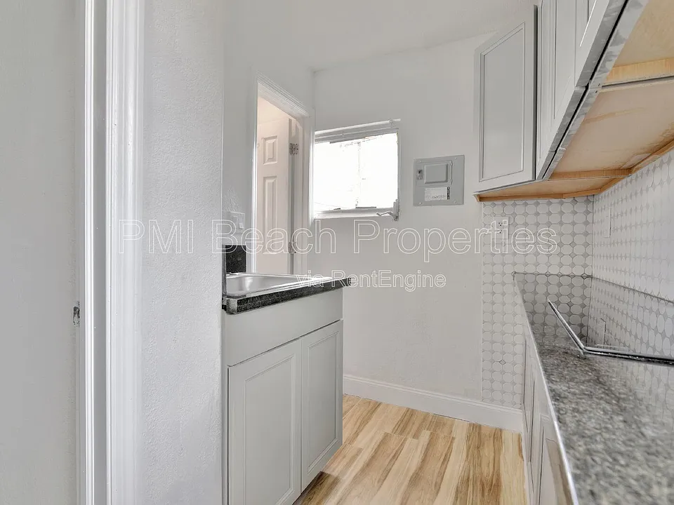 825 Truman St #4