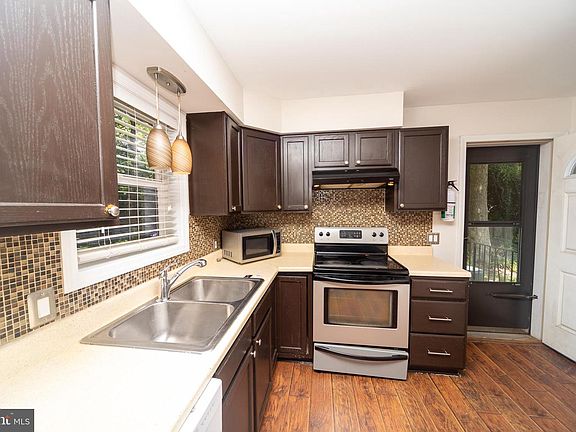 5th image of 131 Dennis Ave
