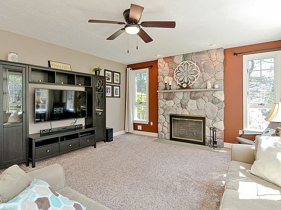5th image of 10 Cranberry Dr