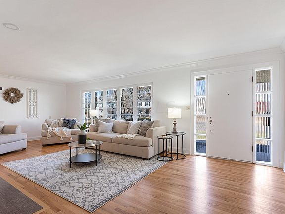 3rd image of 217 W Dominion Blvd