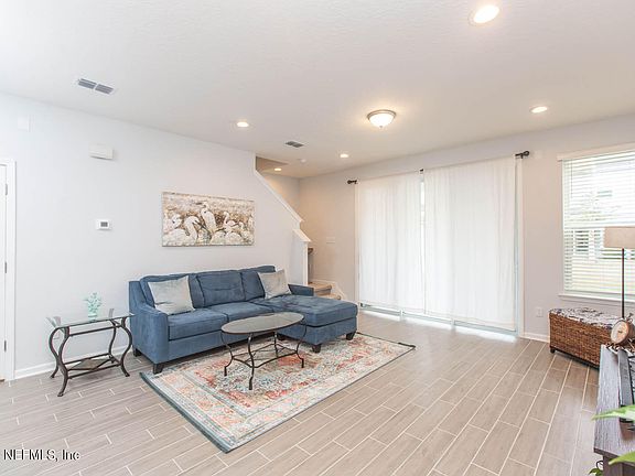 4th image of 215 PINE BLUFF Drive
