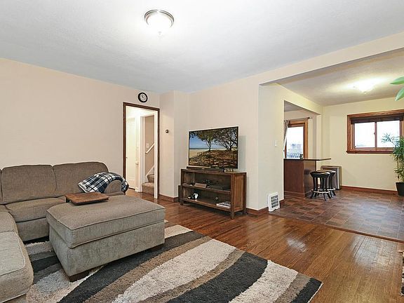 5th image of 23 Belvidere St W