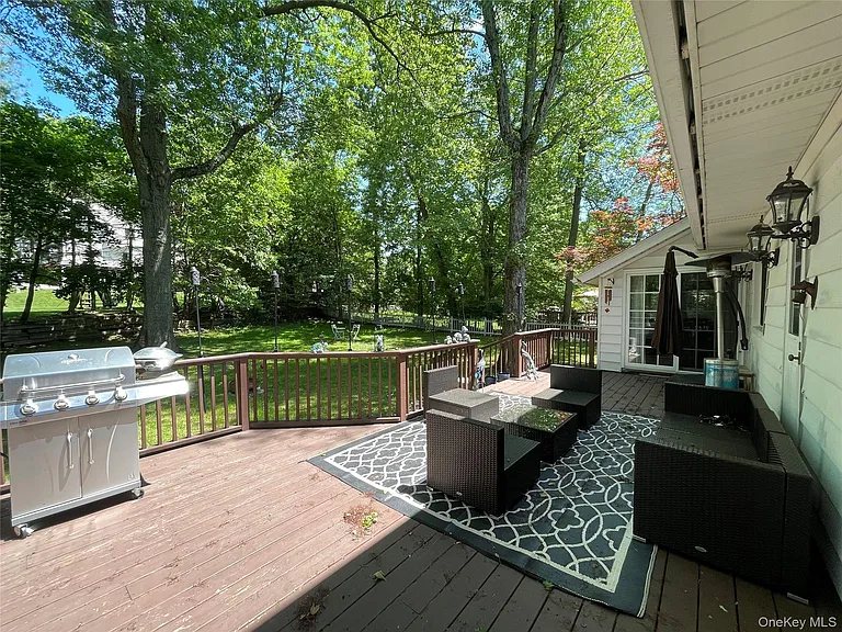 38 Gedney Park Dr — Photo 24