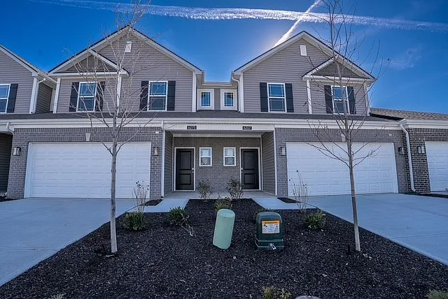 3 bed, 2.5 bath, 1795 sqft, $2,300 — Photo 1