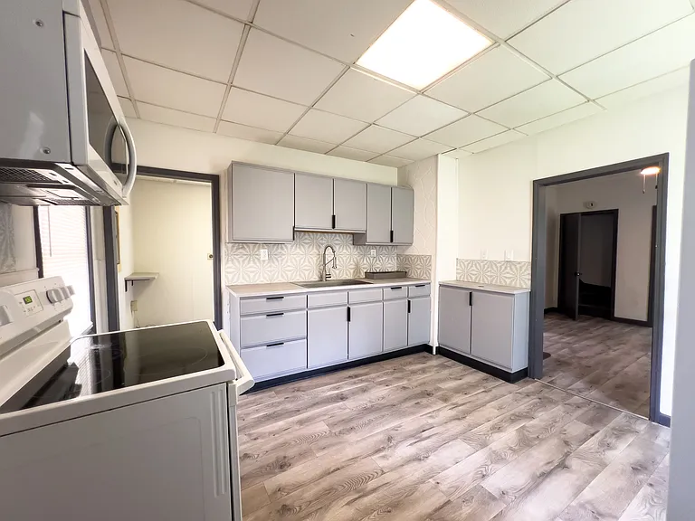 1424 E Broadway St — Photo 2