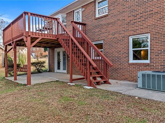 5th image of 1395 Glen Oaks Rd