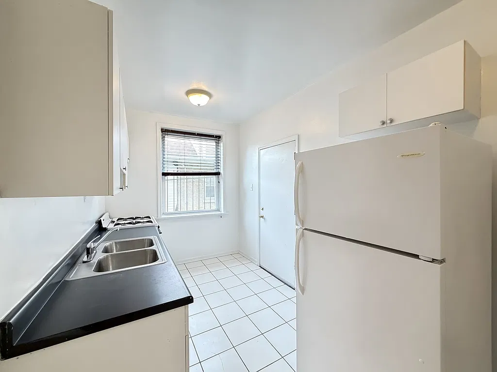 Pleasing 1 Bed, 1 Bath at Wellington + Whipple (Logan Square) — Photo 2