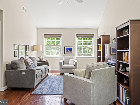 4th image of 2703 Arlington Blvd #202