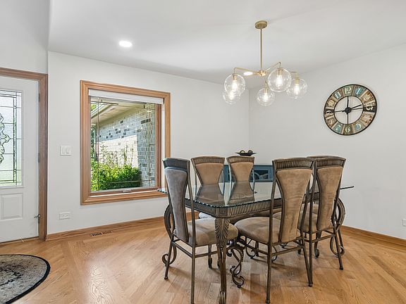 4th image of 824 Kent Cir