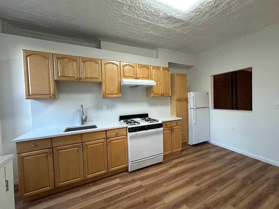 437 Court St #1R