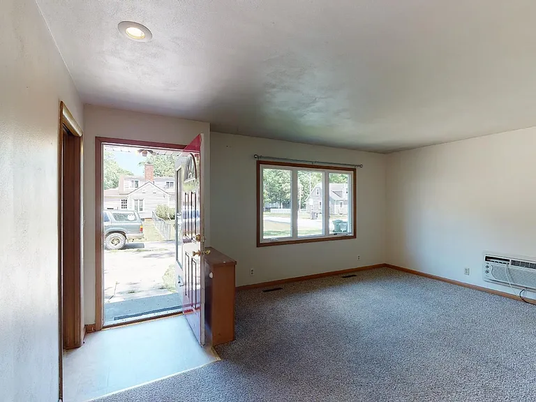 713 Stanton Ave — Photo 5