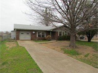 905 Hillside Ct, Hugo, OK 74743