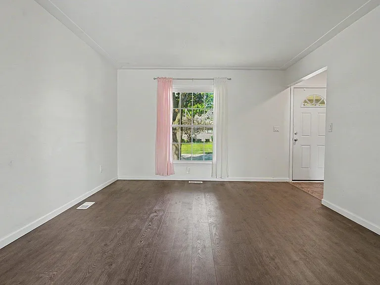 2735 Foster Ave — Photo 7