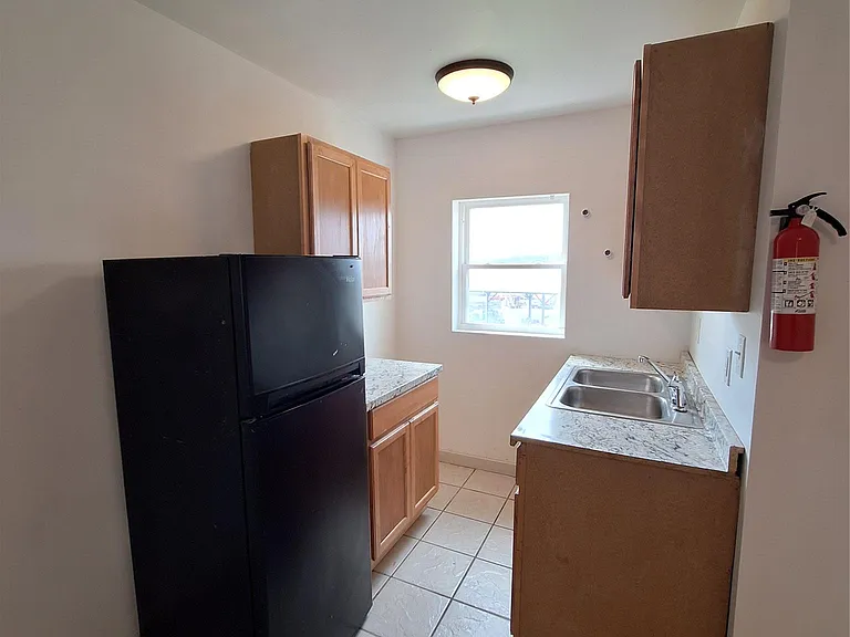 2095 Ulster Ave #6 — Photo 4