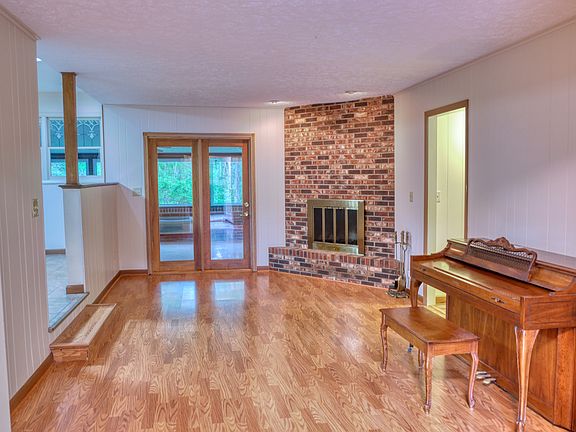 4th image of 261 High Forest Dr