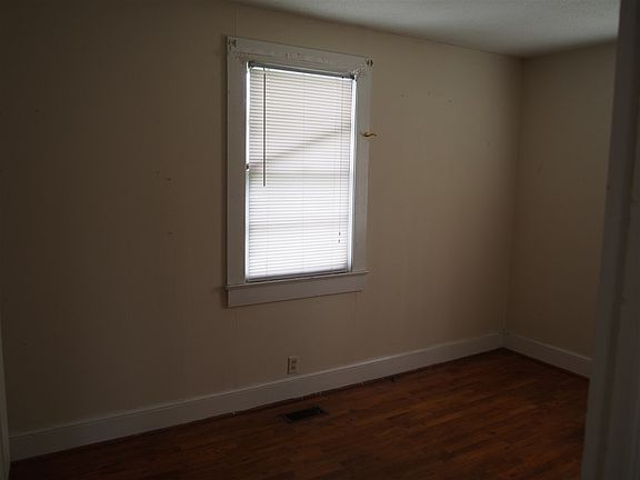 5th image of 8110 Rollins St