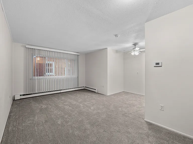 Nice sized LR with dining area