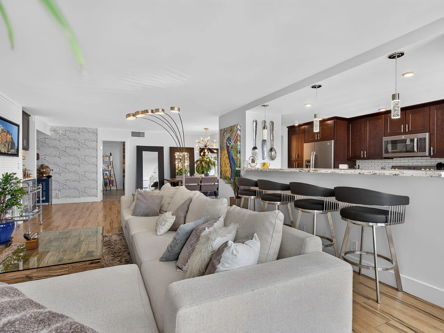 2 bed, 2.0 bath, 1570 sqft, $4,300 — Photo 3