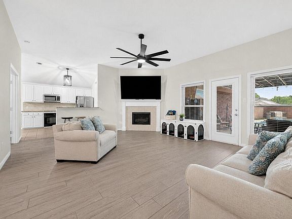 3rd image of 805 Kathryn Dr