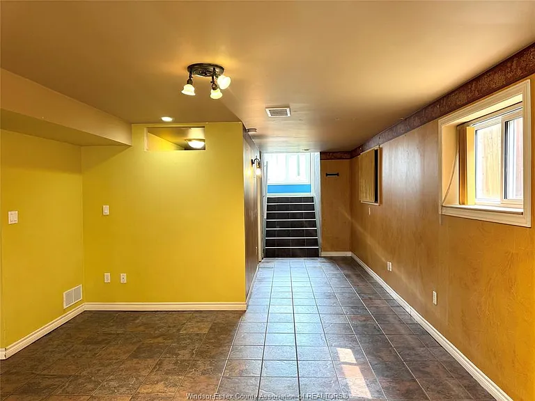 1011 Silverdale Dr — Photo 10