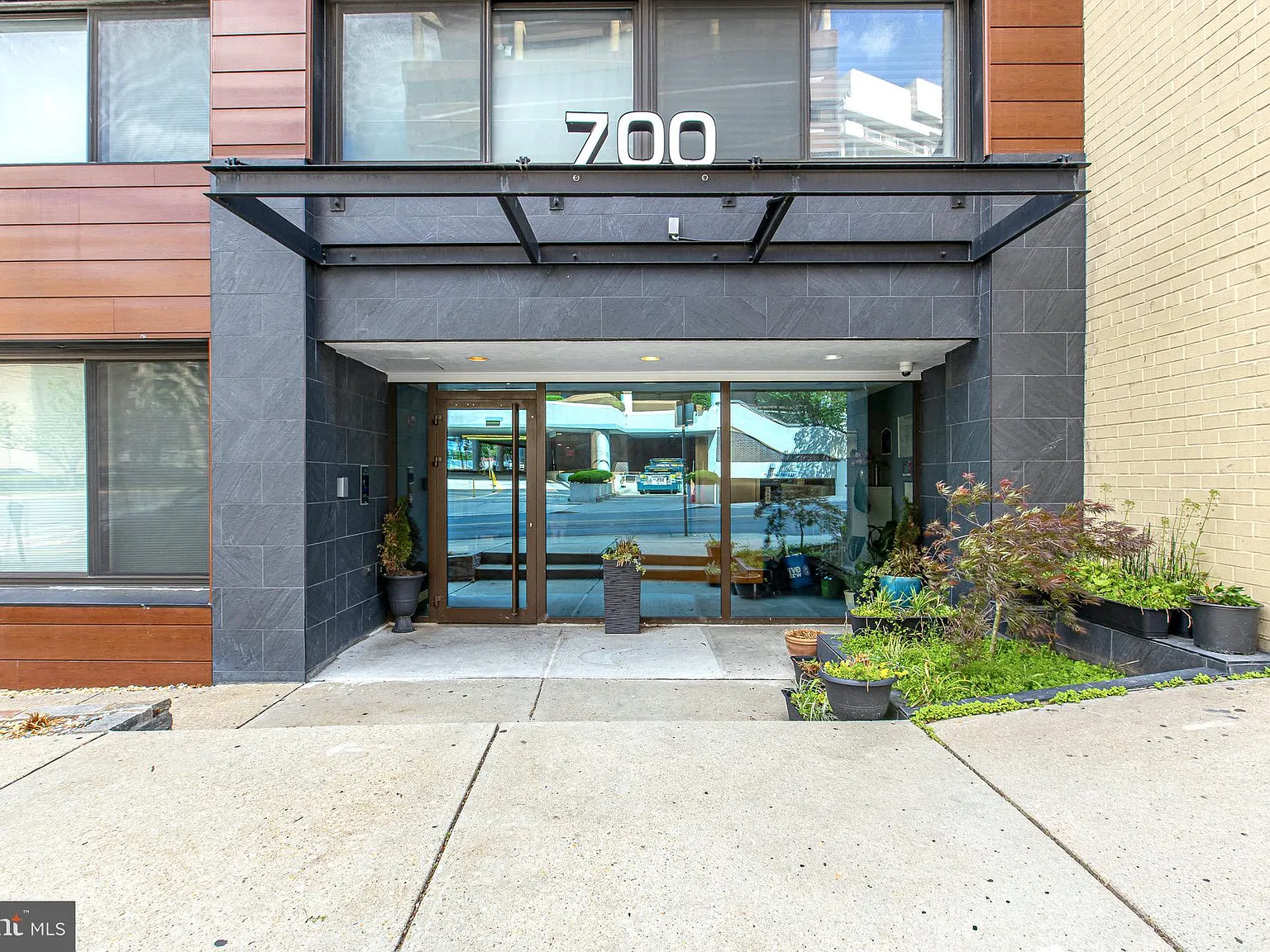 1 bed, 598 sqft, $1,875 — Photo 2