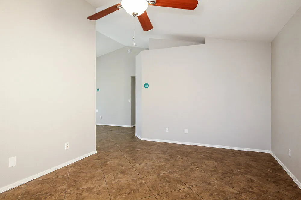 3 bed, 2.0 bath, 1221 sqft, $2,055 — Photo 4