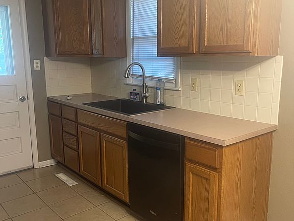 4th image of 609 S Riverview Ave