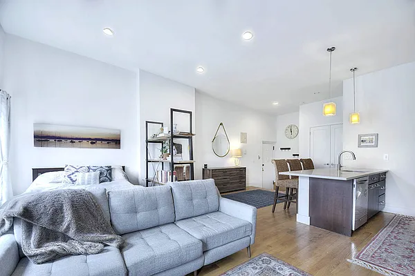 Rented by Urbane Brokerage | media 17