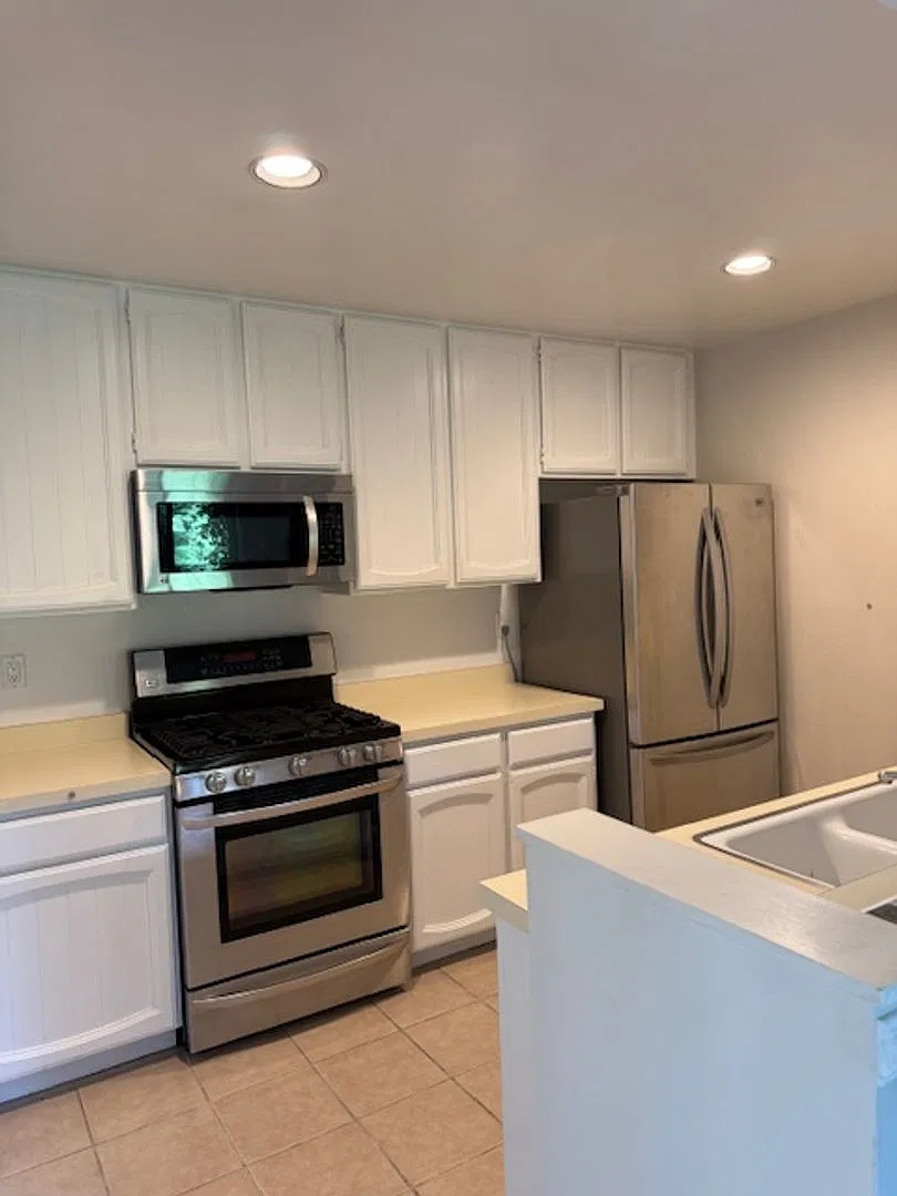 Beautiful 2 Bedroom, 2 Bathroom Townhouse — Photo 4