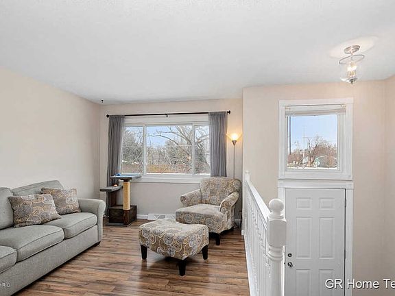 2nd image of 8256 Courtland Dr NE