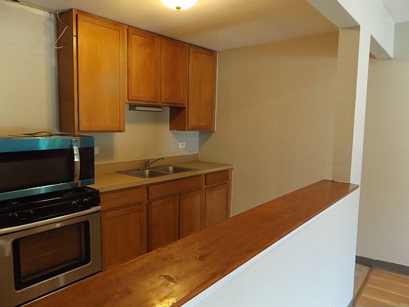 3rd image of 710 W Huntington Commons Rd APT 1A