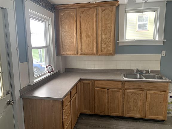 3rd image of 1259 E Pershing St