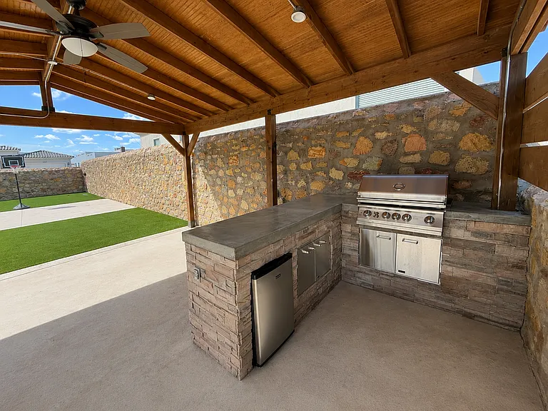876 Eastwell Dr — Photo 3