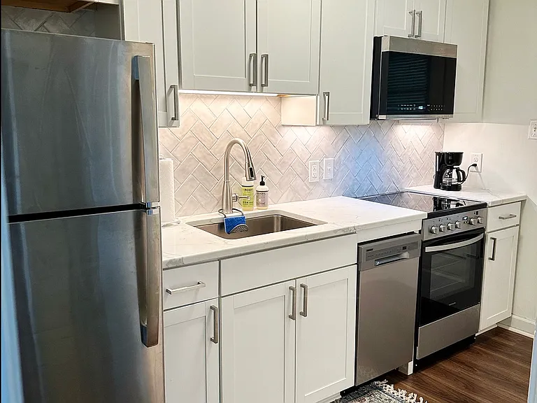 827 Daniels St — Photo 14