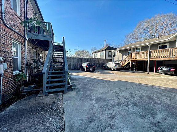 5th image of 629 E 11th St APT 4