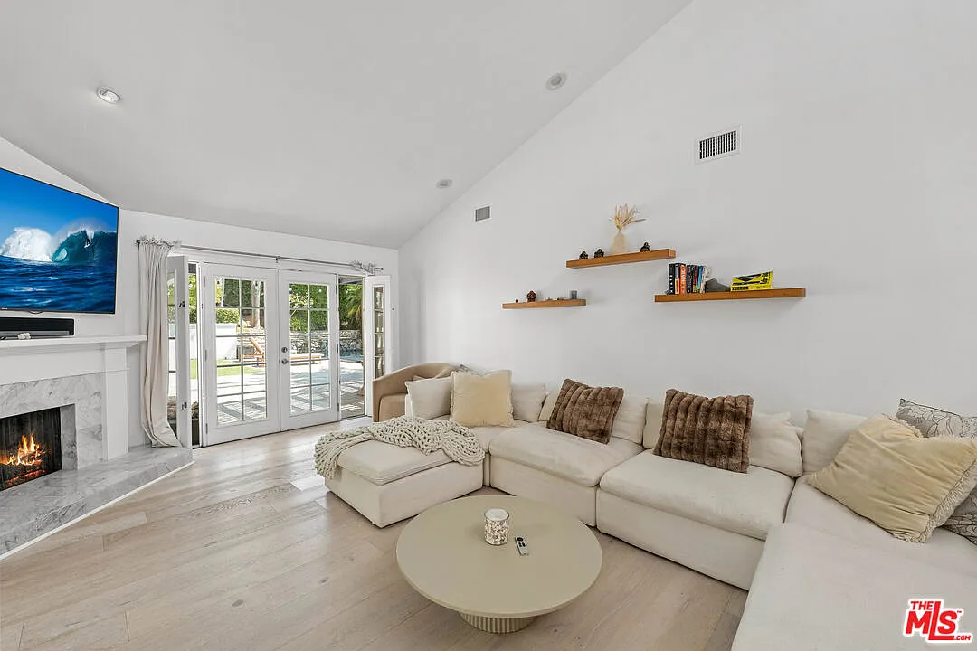 4 bed, 5.0 bath, 3143 sqft, $20,000 — Photo 2