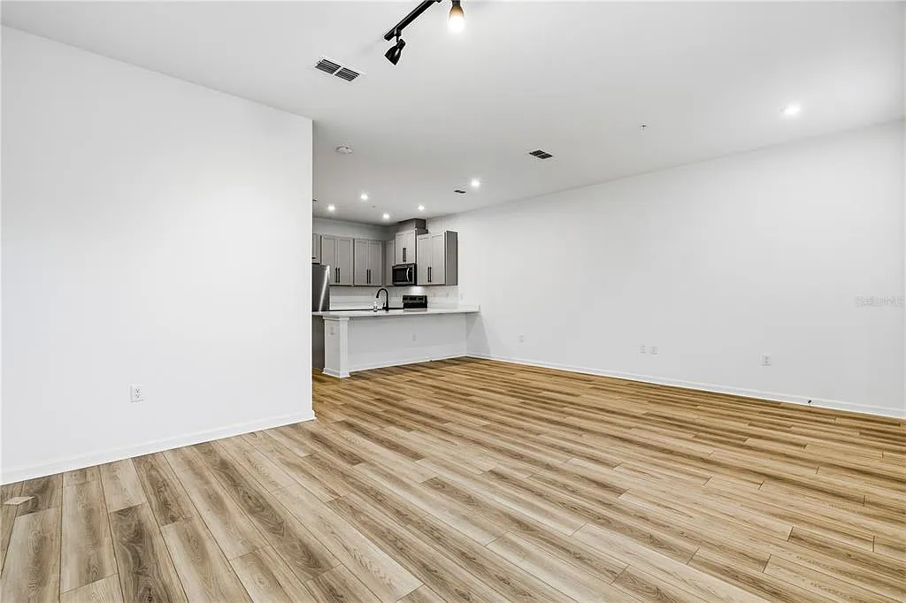 3 bed, 2.5 bath, 1800 sqft, $2,850 — Photo 3